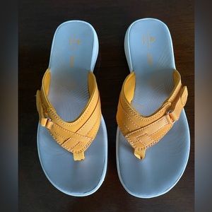 Women’s Clark’s flip flops size 7M.